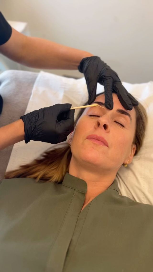 Olivia treating Kate to an eyebrow shape with makeup to finish. Why not book in for our signature HD Brow treatment for 6 steps to the perfect brow: waxing, tinting, trimming, threading, tweezing and makeup to finish 😍